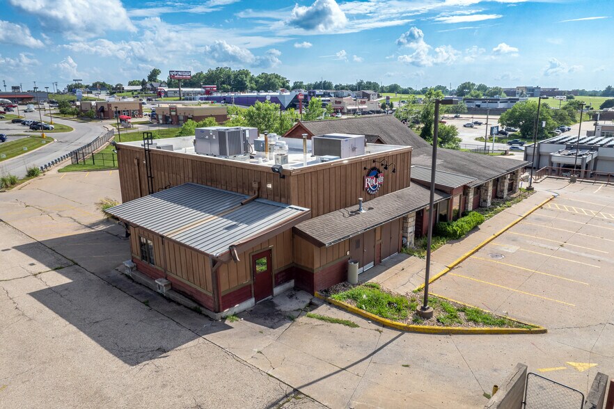 More Photos Of 3704 Faraon St, Saint Joseph Restaurant For Lease