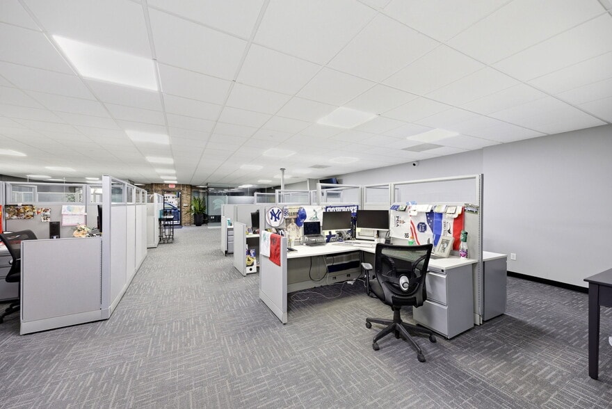 More Photos Of 326 SE Douglas St, Lees Summit Office For Sale