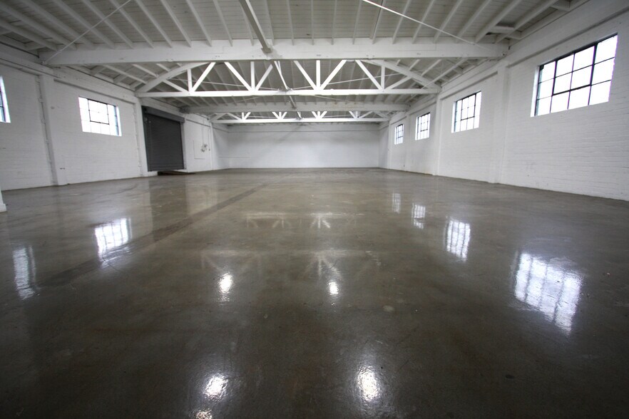 More Photos Of 160 W 33rd St, Los Angeles Warehouse For Lease