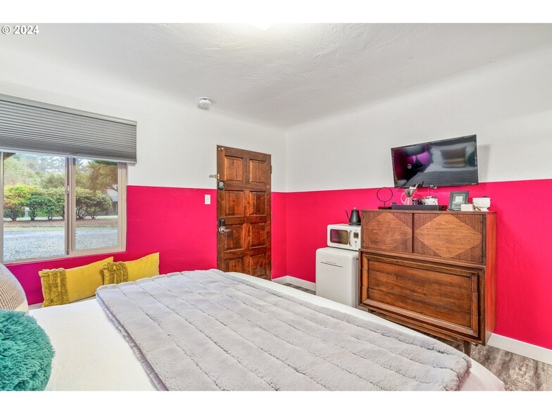 More Photos Of 1175 2nd St SE, Bandon Hotel For Sale