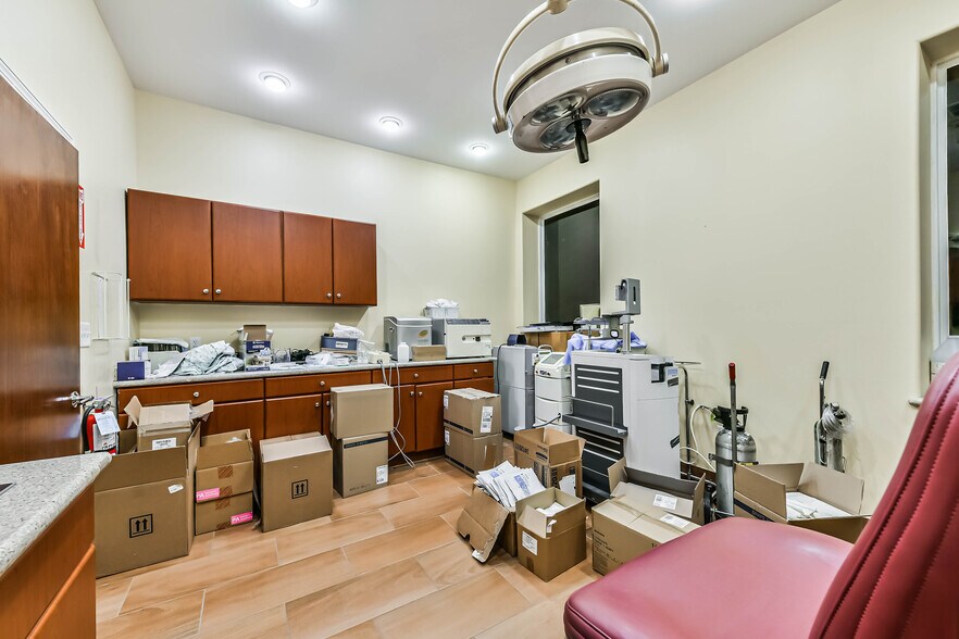 More Photos Of 1111 S Friendswood Dr, Friendswood Office For Lease