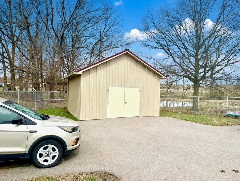 More Photos Of 808-810 Progress Dr, Farmington Office For Sale