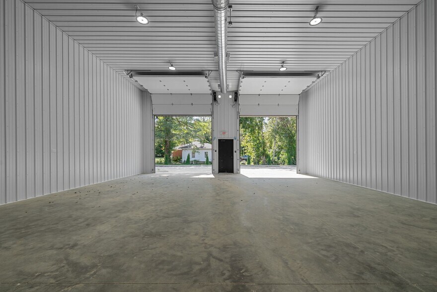 More Photos Of 1400 Dover Rd, Clarksville Showroom For Lease
