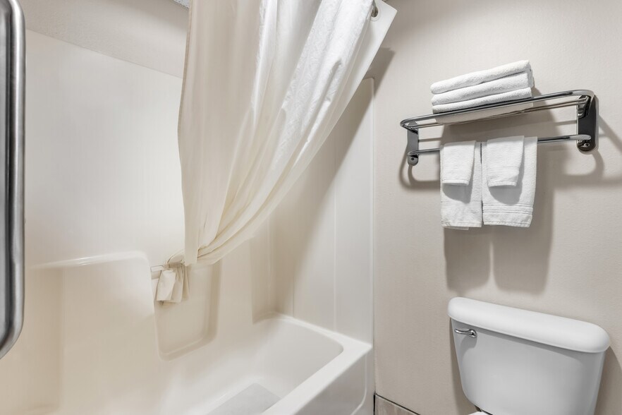 More Photos Of 210 10th St SE, Oelwein Hotel For Sale