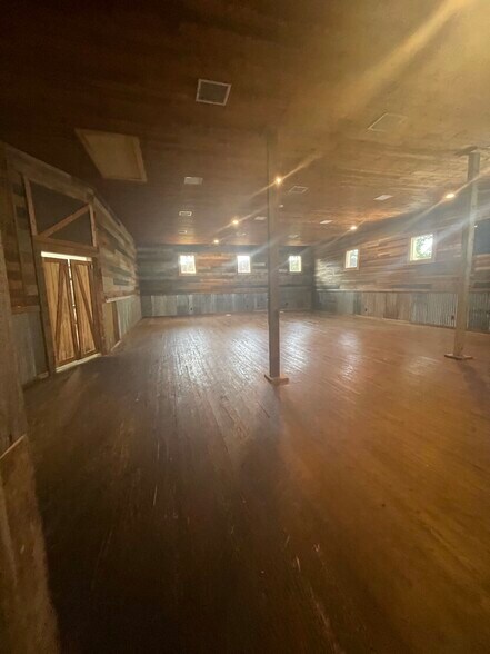 More Photos Of 416 E 16th St, Mount Pleasant Restaurant For Sale