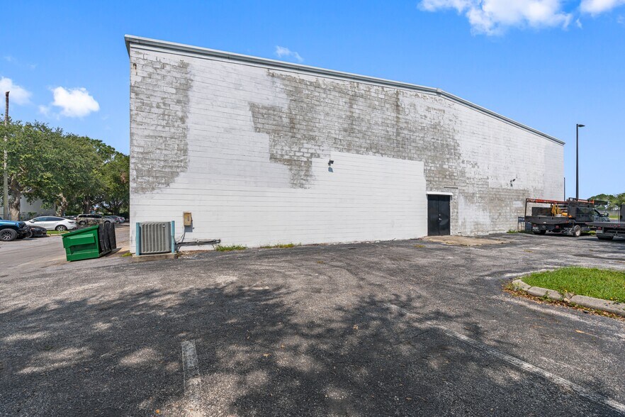 More Photos Of 6235 118th Ave N, Largo Unknown For Lease