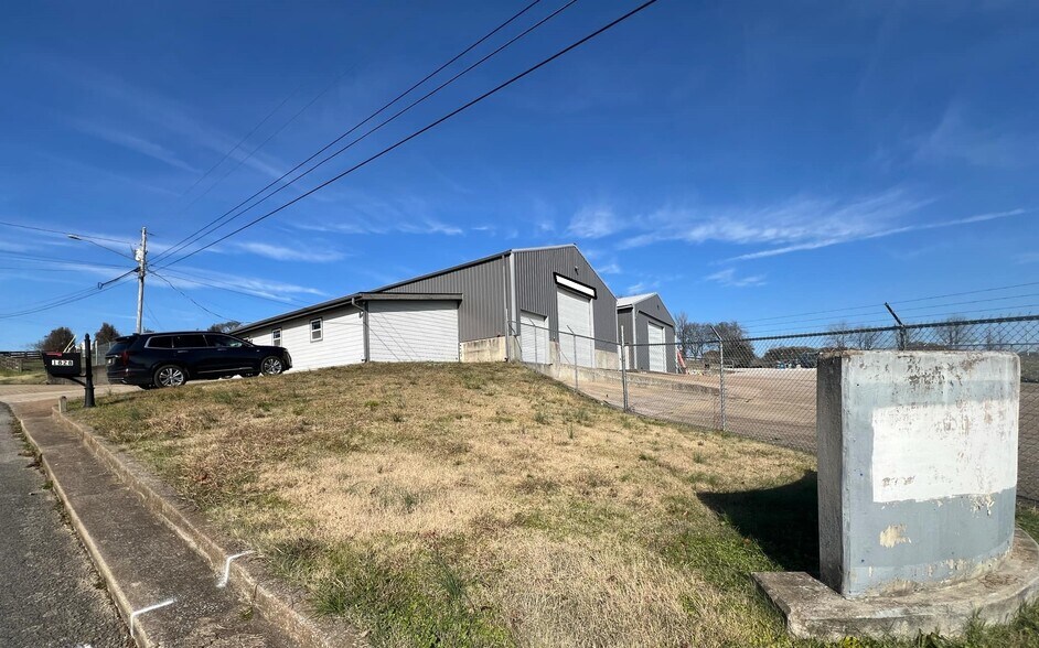 More Photos Of 1828 Braly Ln, Pulaski Light Distribution For Sale