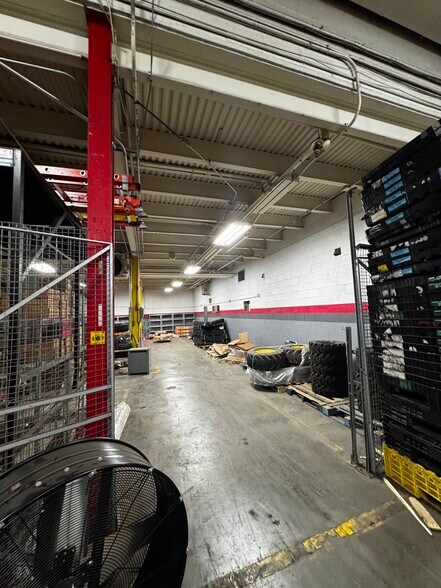 More Photos Of 15135 Hamilton Ave, Highland Park Warehouse For Lease