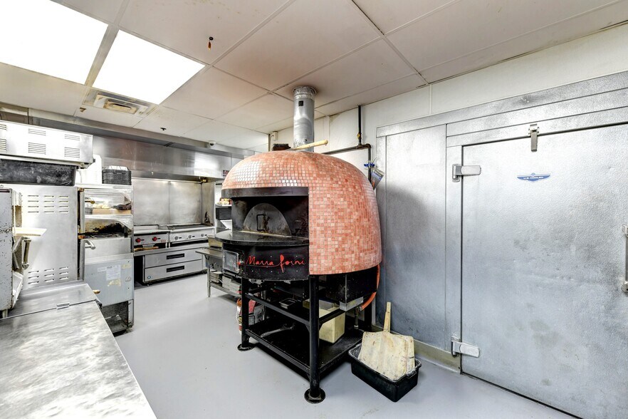 More Photos Of 18409 S Halsted St, Glenwood Storefront For Sale