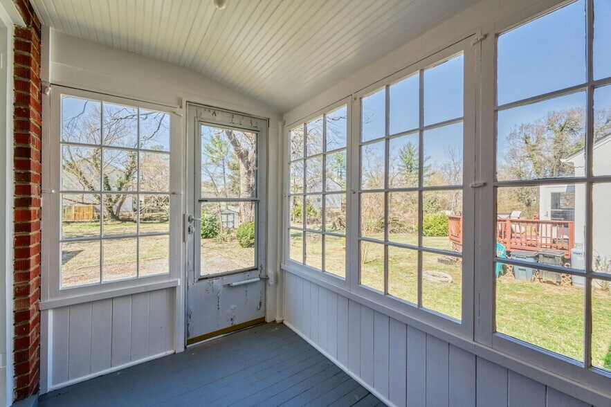 More Photos Of 121 N Hatcher Ave, Purcellville Office For Sale