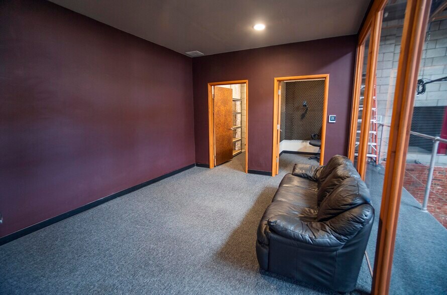 More Photos Of 8950-8956 Ellis Ave, Los Angeles Showroom For Lease