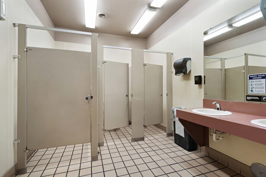 More Photos Of 8826 Gratiot Ave, Columbus Restaurant For Sale