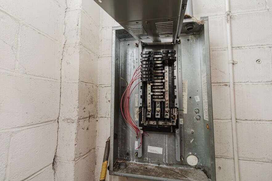 More Photos Of 470 N Seneca St, Wichita Warehouse For Sale