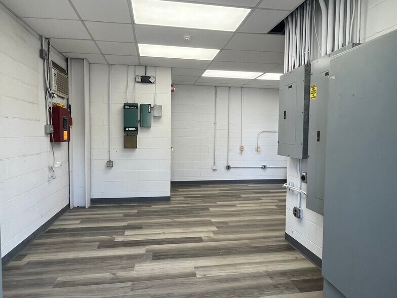 More Photos Of 13 West St, East Hanover Warehouse For Lease