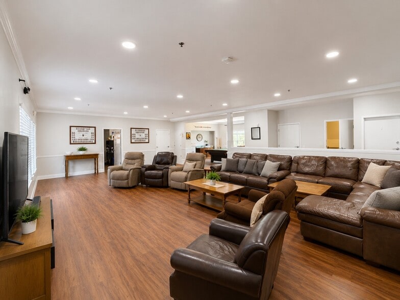 More Photos Of 250 Carriage Ct, Athens Sorority Fraternity House For Sale