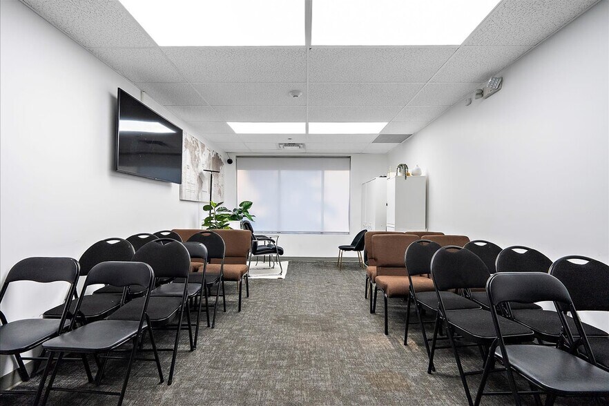 More Photos Of 9241-9249 50th St NW, Edmonton Showroom For Sale