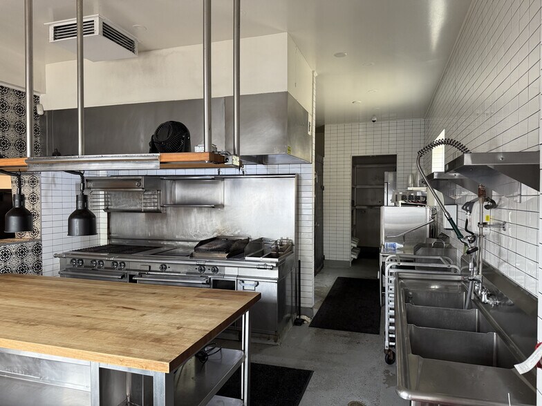 More Photos Of 2400 India St, San Diego Storefront For Lease