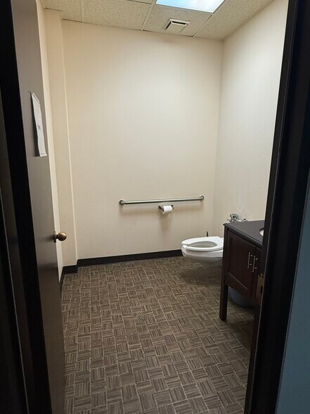 More Photos Of 1214 N Highway 81, Duncan Office For Lease