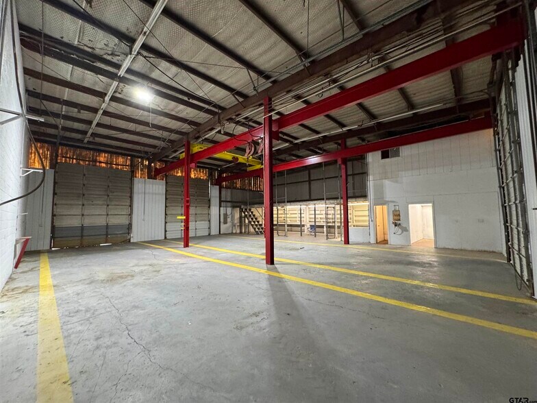 More Photos Of 9182 S US Highway 79, Palestine Service For Lease