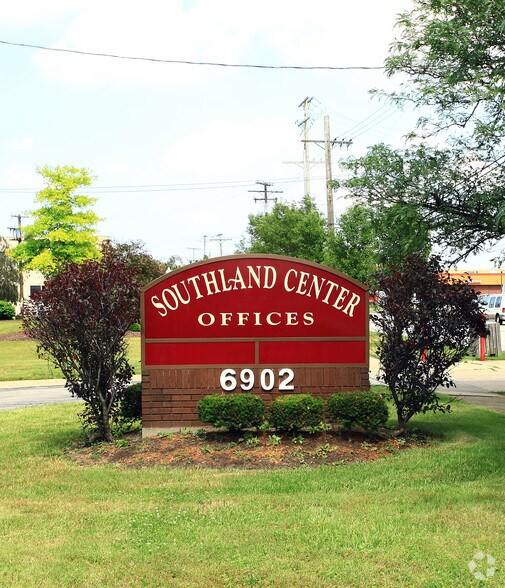 More Photos Of 6902 Pearl Rd, Middleburg Heights Office For Lease