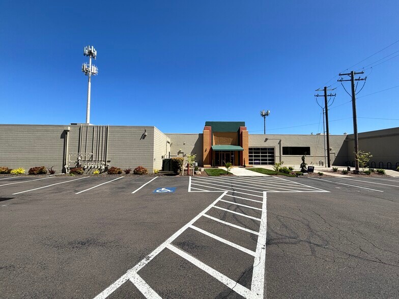 More Photos Of 576 Patterson St NW, Salem Warehouse For Lease