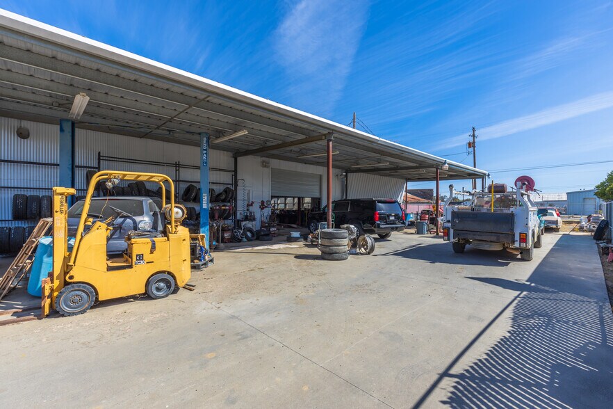 More Photos Of 609 N 7th St, Williams Auto Repair For Sale