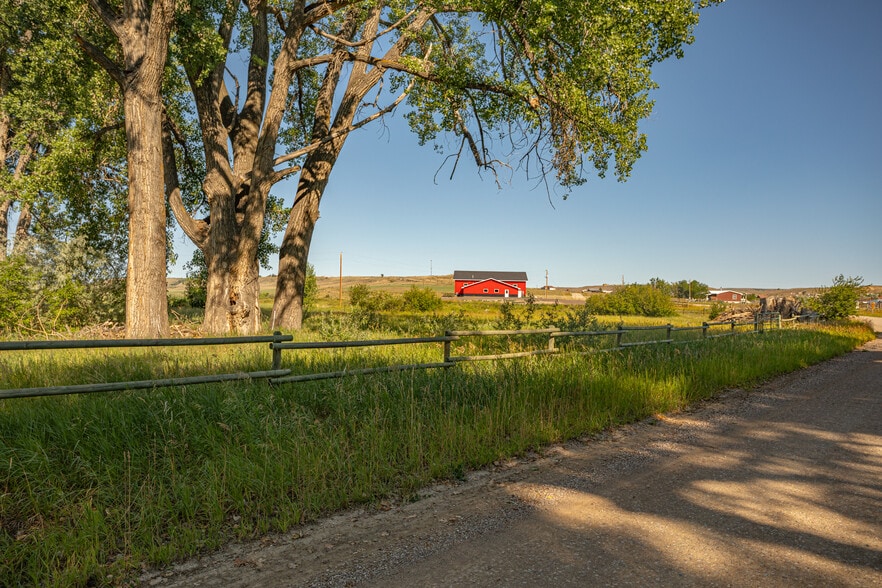 More Photos Of 13899 MT HIGHWAY 200 Hwy, Sun River Bar For Sale