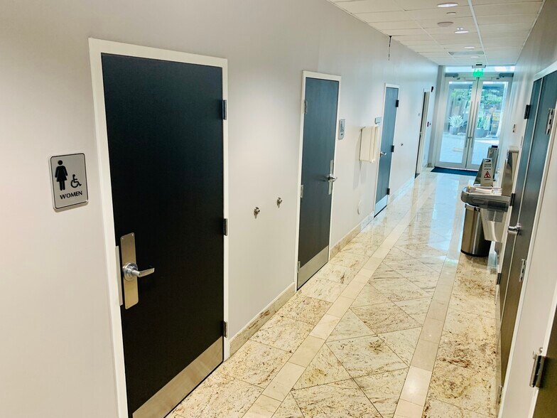 More Photos Of 10305 NW 41st St, Doral Office For Sale