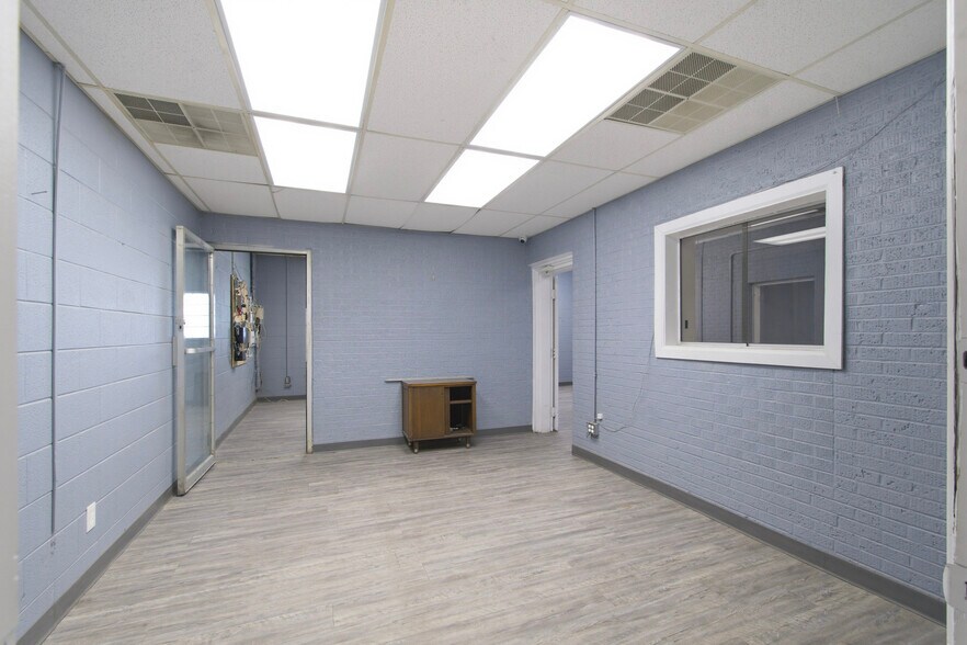 More Photos Of 300-305 S Grant Ave, Odessa Warehouse For Sale