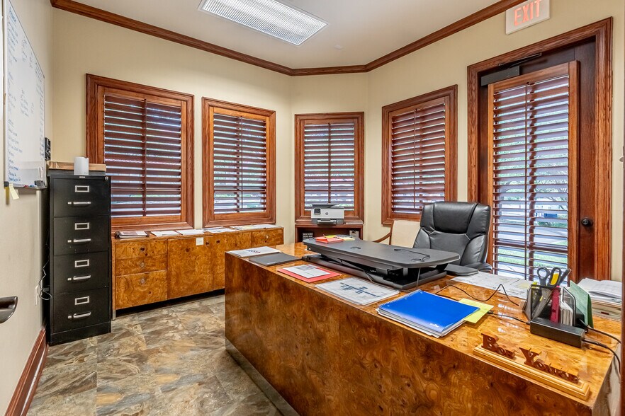 More Photos Of 6620 Bryant Irvin Rd, Fort Worth Medical For Lease