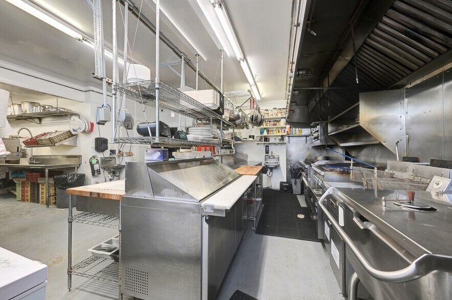 More Photos Of 313 Three Mile Harbor Rd, East Hampton Restaurant For Lease