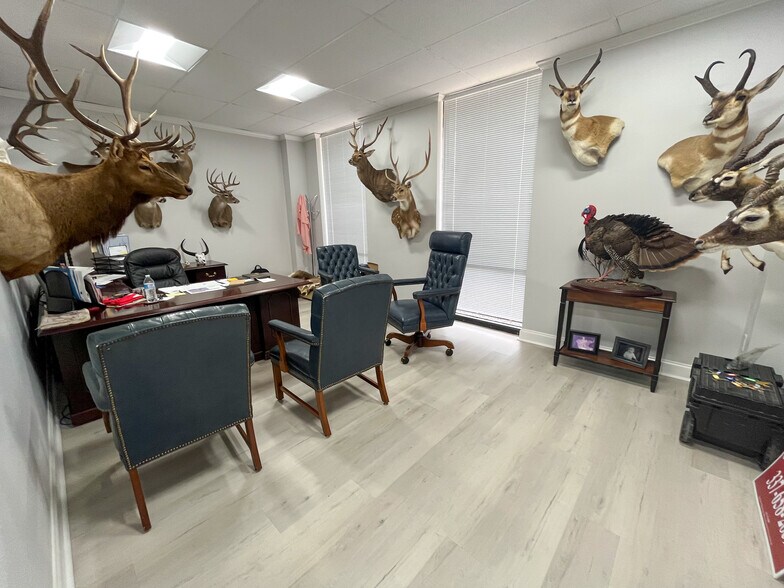 More Photos Of 3019 W Admiral Doyle Dr, New Iberia Flex For Lease