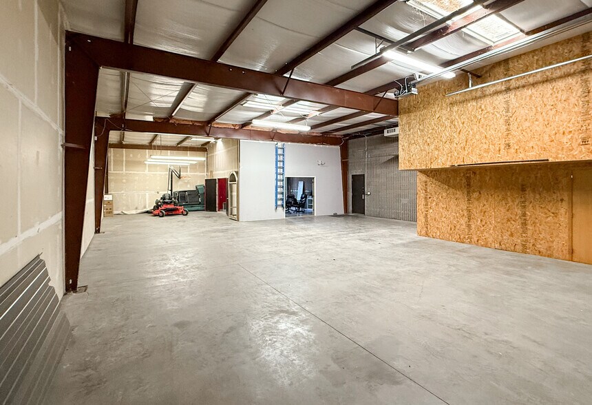 More Photos Of 1609 W 1st St, Sioux Falls Light Distribution For Sale