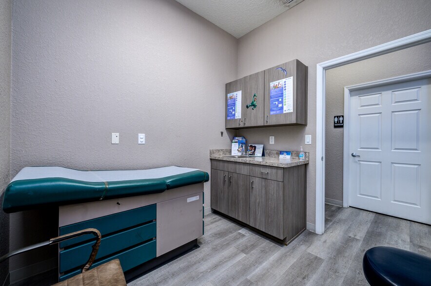 More Photos Of 6800-6810 Mariner Blvd, Spring Hill Office For Sale