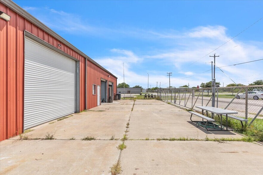 More Photos Of 202 S Gulf Blvd, Freeport Warehouse For Sale