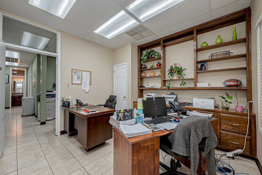 More Photos Of 1223 Farr St, Waller Healthcare For Lease