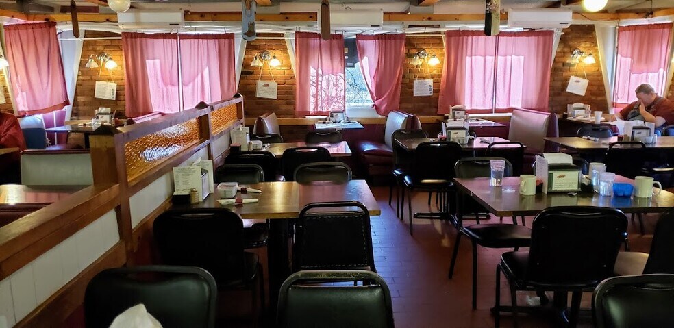 More Photos Of 3036 SE 6th Ave, Topeka General Retail For Sale