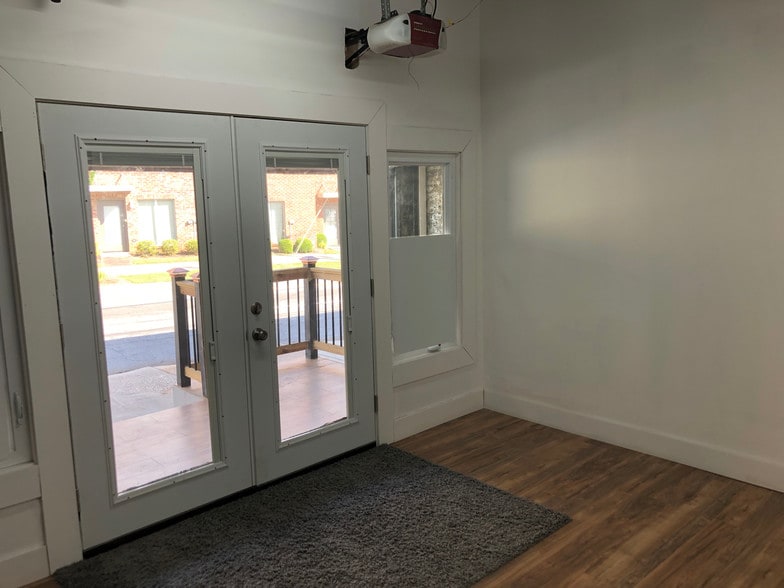 More Photos Of 235 Walker St, Atlanta Research And Development For Lease