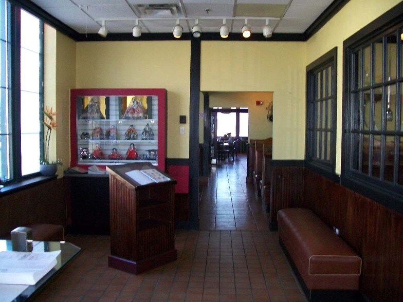 More Photos Of 25750-25780 Novi Rd, Novi Storefront Retail Office For Lease