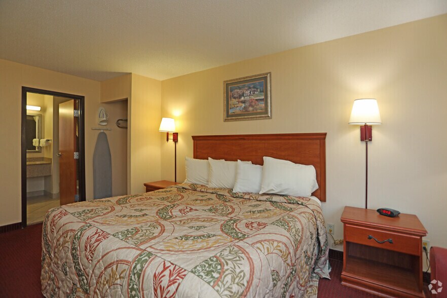 More Photos Of 127 Ontario Dr, Mount Hope Hotel For Sale