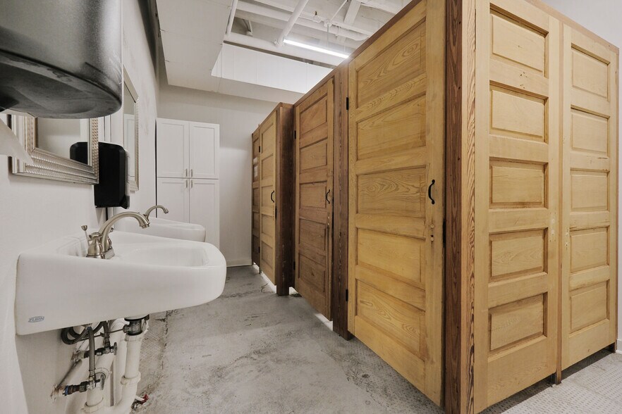 More Photos Of 2011 Magazine St, New Orleans Coworking Space