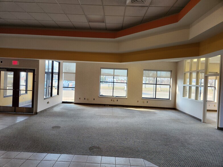 More Photos Of 2180 Dixie Hwy, Waterford Storefront Retail Office For Sale