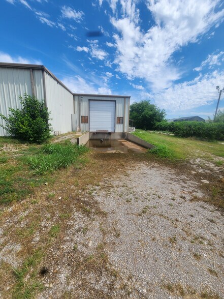 More Photos Of 810-812 SE 3rd St, Lawton Light Manufacturing For Sale