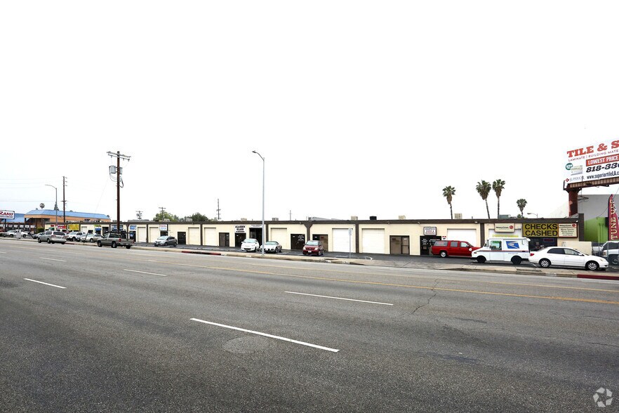 More Photos Of 8945-9015 De Soto Ave, Canoga Park Distribution For Lease