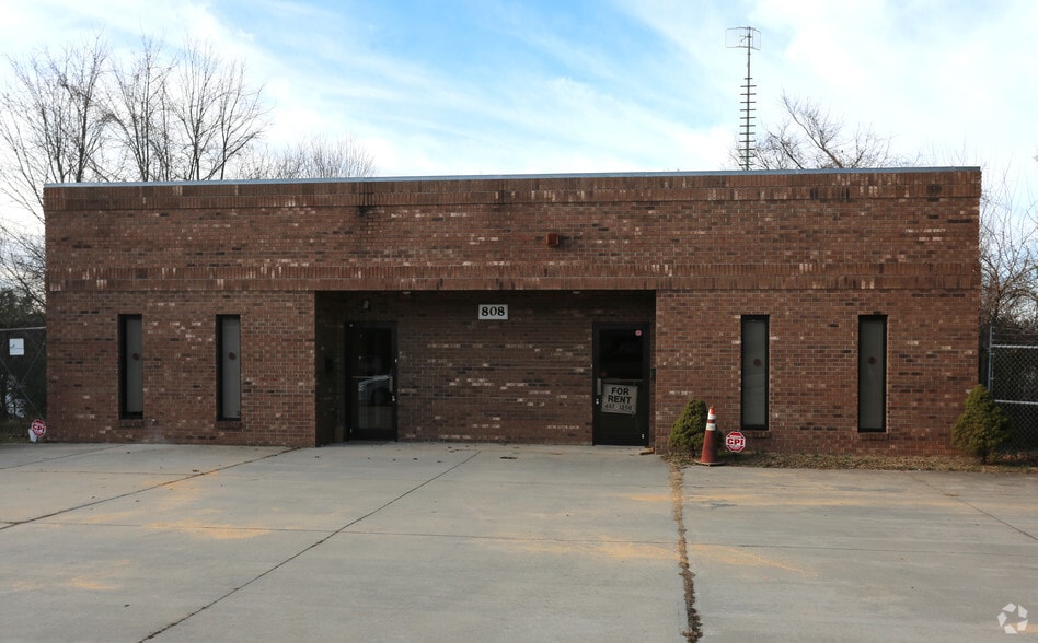 More Photos Of 808 English Rd, High Point Office For Lease