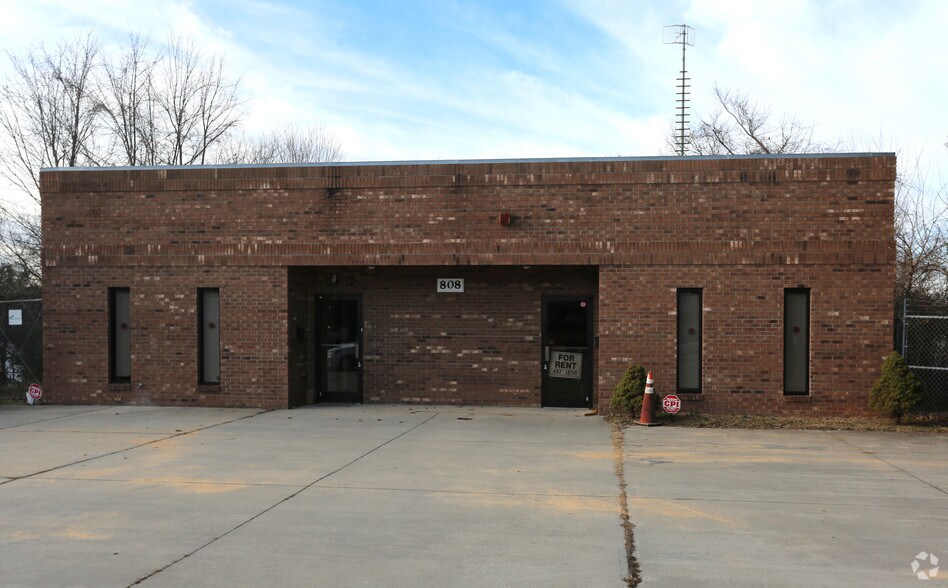 More Photos Of 808 English Rd, High Point Office For Lease