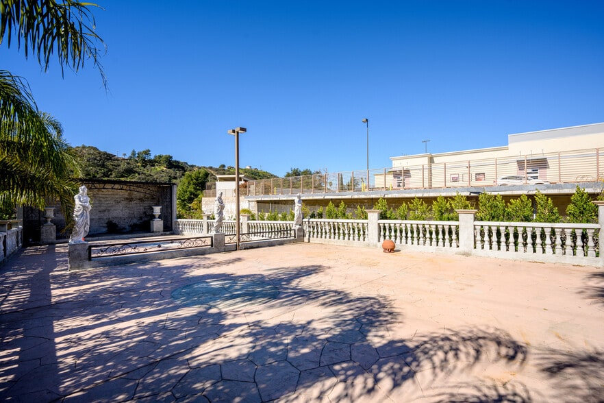 More Photos Of 6500 Foothill Blvd, Tujunga Restaurant For Sale