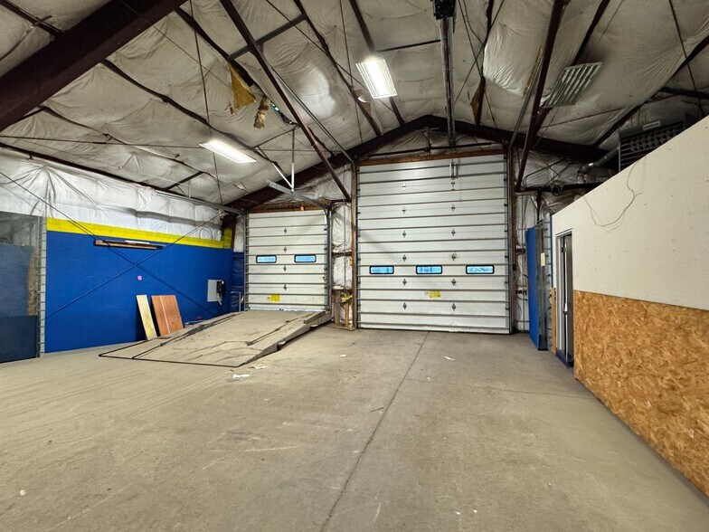 More Photos Of 304 W Second St, East Syracuse Warehouse For Lease