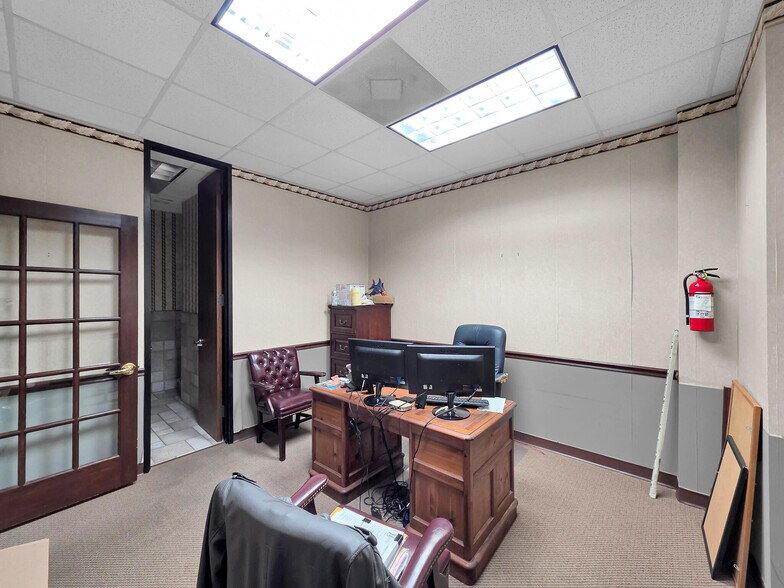 More Photos Of 6429 Fairmont Pky, Pasadena Office For Sale