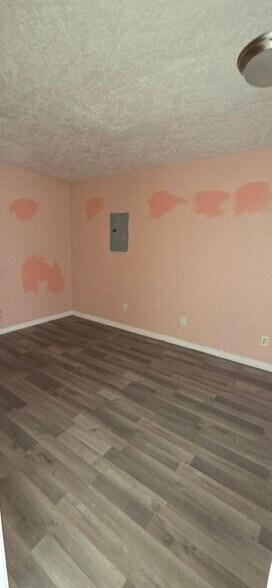 More Photos Of 309 E Main St, Humble General Retail For Lease